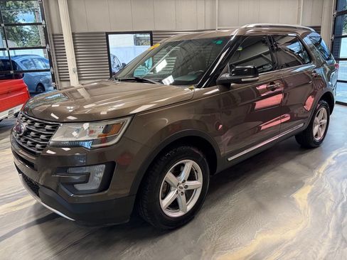 Used 2016 Ford Explorer XLT w/ Equipment Group 202A AWD/4WD image 36