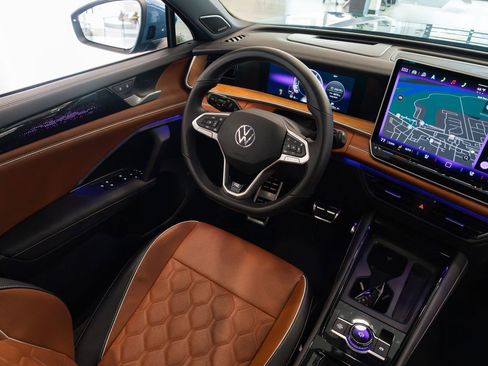 Used 2025 Volkswagen Tiguan SEL R-Line image 10