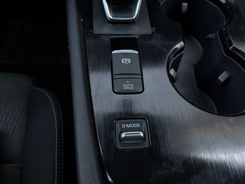 Used 2025 Nissan Rogue SV FWD image 25