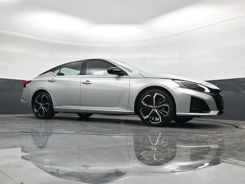 Used 2024 Nissan Altima 2.5 SR FWD image 41
