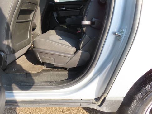 Used 2017 Chevrolet Traverse LT w/ Style and Technology Package image 13