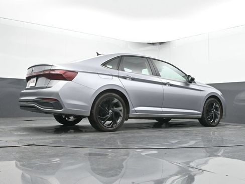 Used 2025 Volkswagen Jetta SE FWD image 23