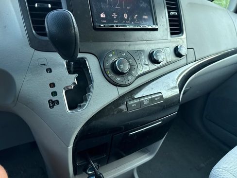 Used 2012 Toyota Sienna LE w/ Towing Pkg FWD image 16