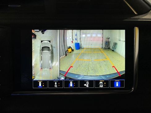 Used 2022 GMC Yukon XL Denali image 16