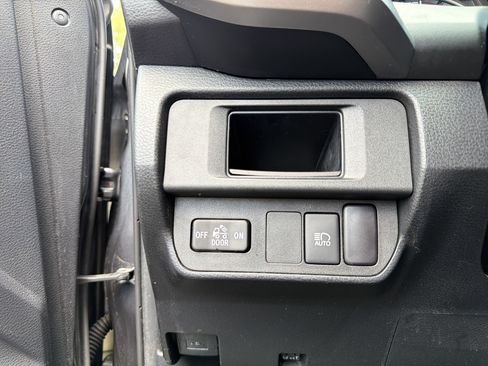 Used 2019 Toyota Tacoma SR5 AWD/4WD image 16