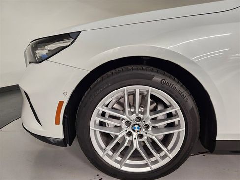 Used 2024 BMW 530i image 11