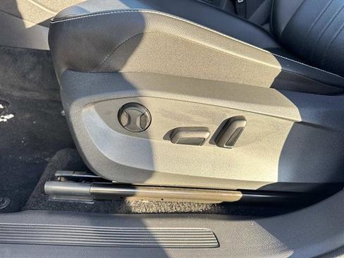 Used 2022 Volkswagen Tiguan SE image 9