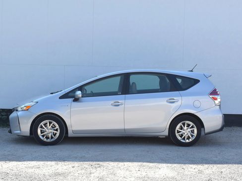 Used 2015 Toyota Prius V Four FWD image 9