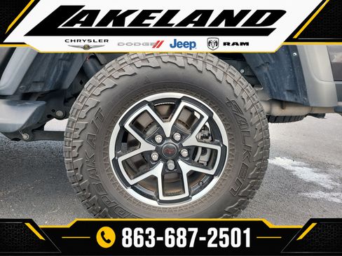 Used 2024 Jeep Gladiator Rubicon w/ Technology Group AWD/4WD image 9