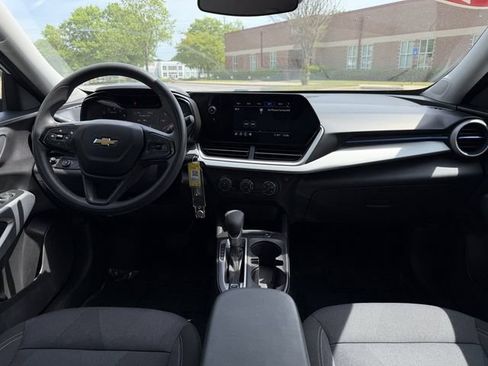 Used 2025 Chevrolet Trax LS FWD image 36