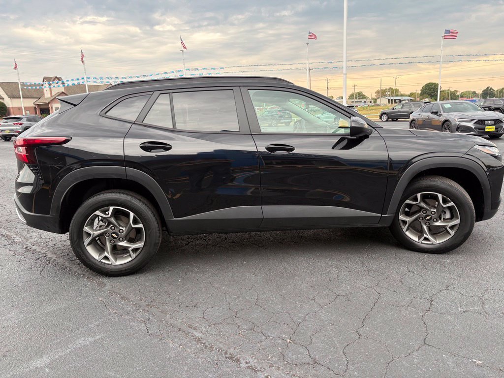 Used 2025 Chevrolet Trax LT FWD image 5