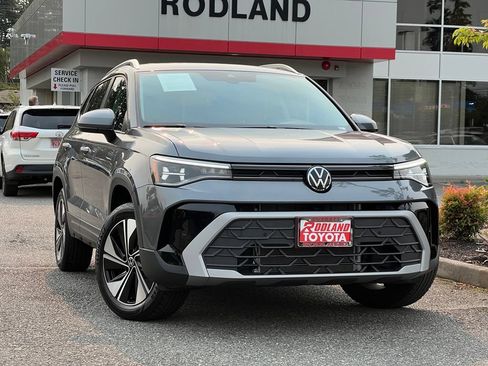 Used 2025 Volkswagen Taos SE AWD/4WD image 1