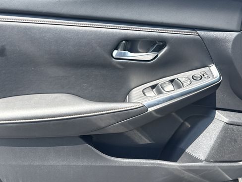 Used 2025 Nissan Sentra SR FWD image 13