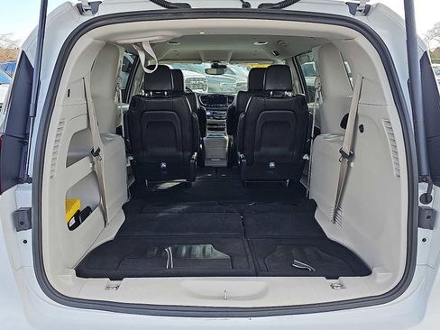 Used 2024 Chrysler Pacifica Touring-L image 31