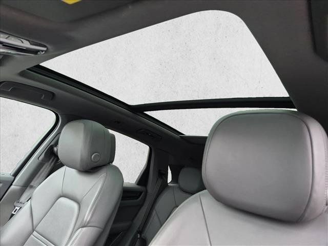 Used 2023 Porsche Cayenne AWD/4WD image 16