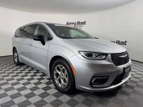 Used 2024 Chrysler Pacifica Limited FWD image 5