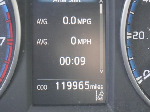 Used 2018 Toyota RAV4 LE image 22