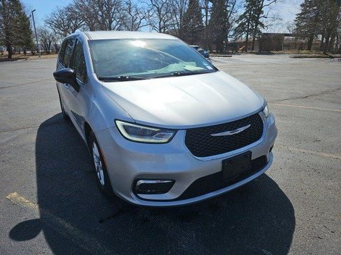 Used 2024 Chrysler Pacifica Touring-L image 8