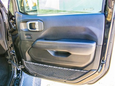 Used 2018 Jeep Wrangler Unlimited Sahara image 20