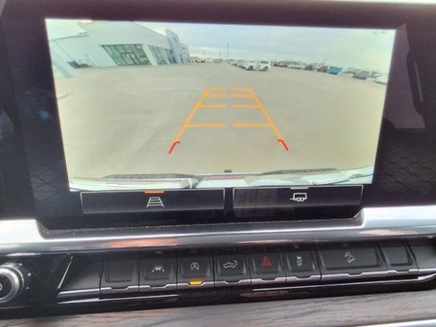 Used 2025 GMC Sierra 1500 SLT w/ SLT Convenience Package image 18