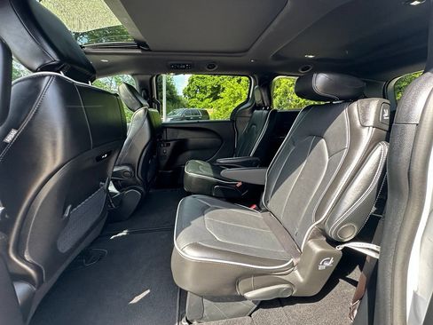 Used 2025 Chrysler Pacifica Limited FWD image 24