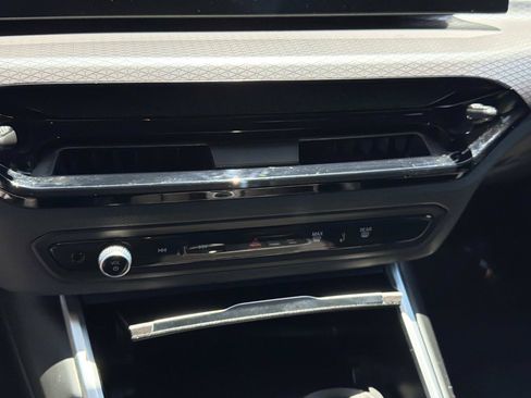 Used 2025 BMW 330i Sedan w/ Convenience Package RWD image 21