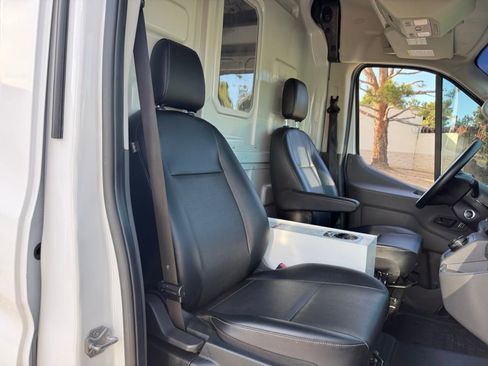 Used 2023 Ford E-Transit Medium Roof image 17