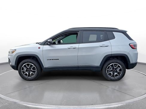 Used 2025 Jeep Compass Trailhawk w/ Sun & Sound Group AWD/4WD image 5