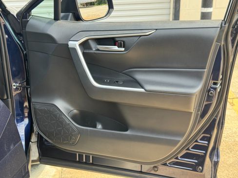 Used 2021 Toyota RAV4 XLE w/ Convenience Package FWD image 40