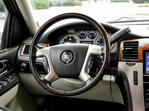 Used 2013 Cadillac Escalade Platinum image 16