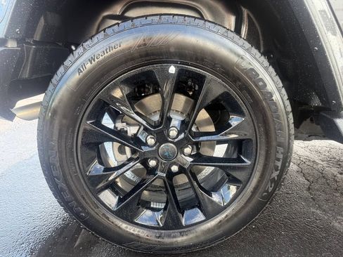 Used 2025 Jeep Wrangler Unlimited Sahara AWD/4WD image 50