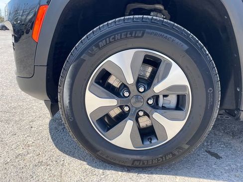 Used 2023 Jeep Grand Cherokee Laredo AWD/4WD image 32