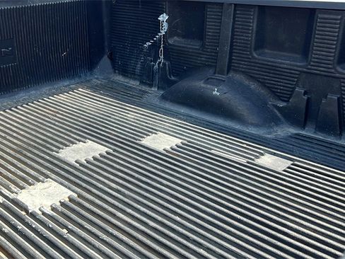 Used 2018 Nissan Titan SV image 29