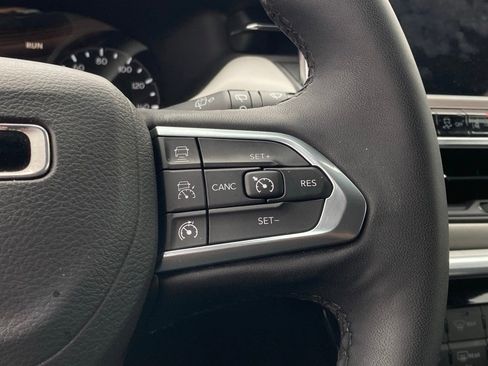 Used 2025 Jeep Compass Limited image 17