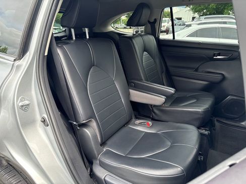 Used 2020 Toyota Highlander XLE AWD/4WD image 42