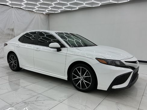 Used 2021 Toyota Camry SE FWD image 7