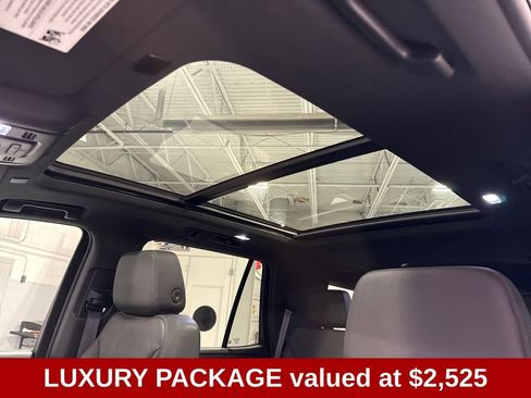 Used 2024 Chevrolet Tahoe Z71 w/ Luxury Package AWD/4WD image 3
