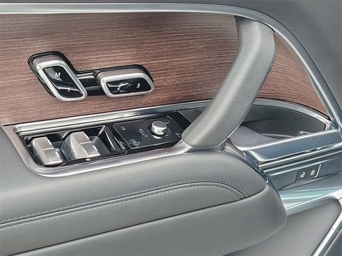 Certified 2024 Land Rover Range Rover SE image 24