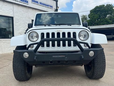 Used 2018 Jeep Wrangler Unlimited Sahara AWD/4WD image 9