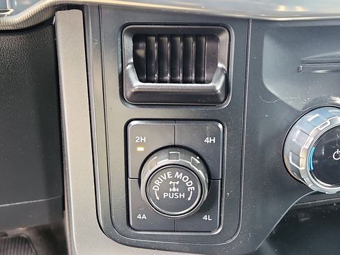 Used 2025 Ford F150 Lariat w/ Equipment Group 501A Mid image 14