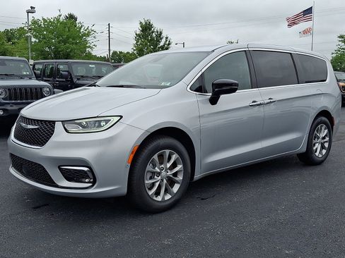 Used 2026 Chrysler Pacifica Select AWD/4WD image 1