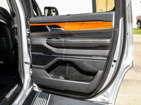 Used 2022 Jeep Grand Wagoneer Series III w/ Flexible Seating Group AWD/4WD image 62