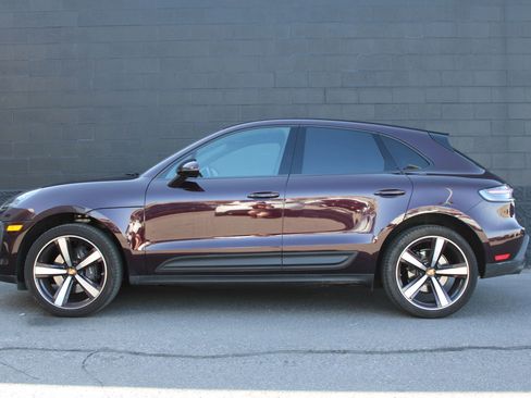 Certified 2024 Porsche Macan image 2