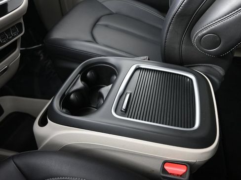 Used 2024 Chrysler Pacifica Touring-L FWD image 33