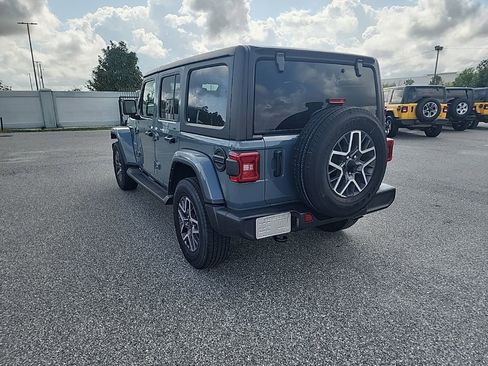 Used 2024 Jeep Wrangler Sahara image 9