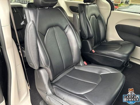 Used 2023 Chrysler Pacifica Touring-L FWD image 39