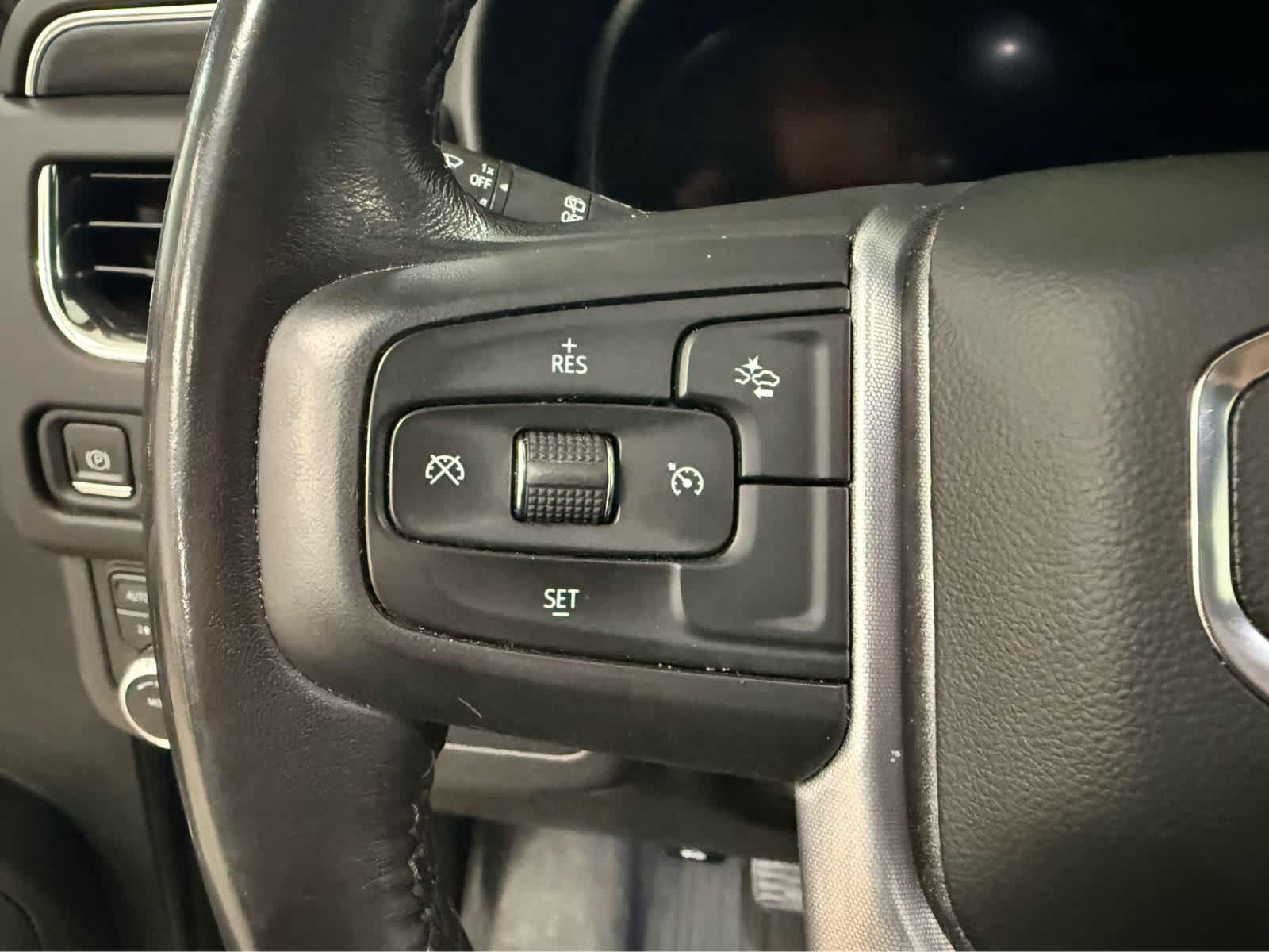 Used 2023 GMC Yukon XL SLT AWD/4WD image 17