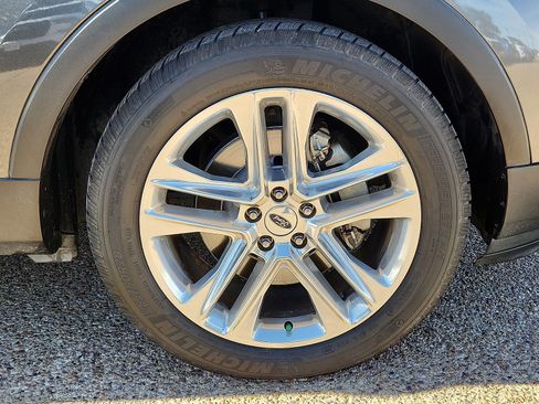 Used 2017 Ford Explorer XLT w/ Equipment Group 202A image 7