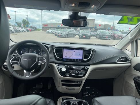 Used 2024 Chrysler Pacifica Limited FWD image 31
