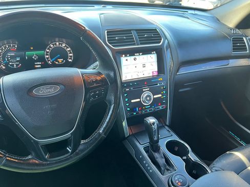 Used 2017 Ford Explorer Platinum AWD/4WD image 9
